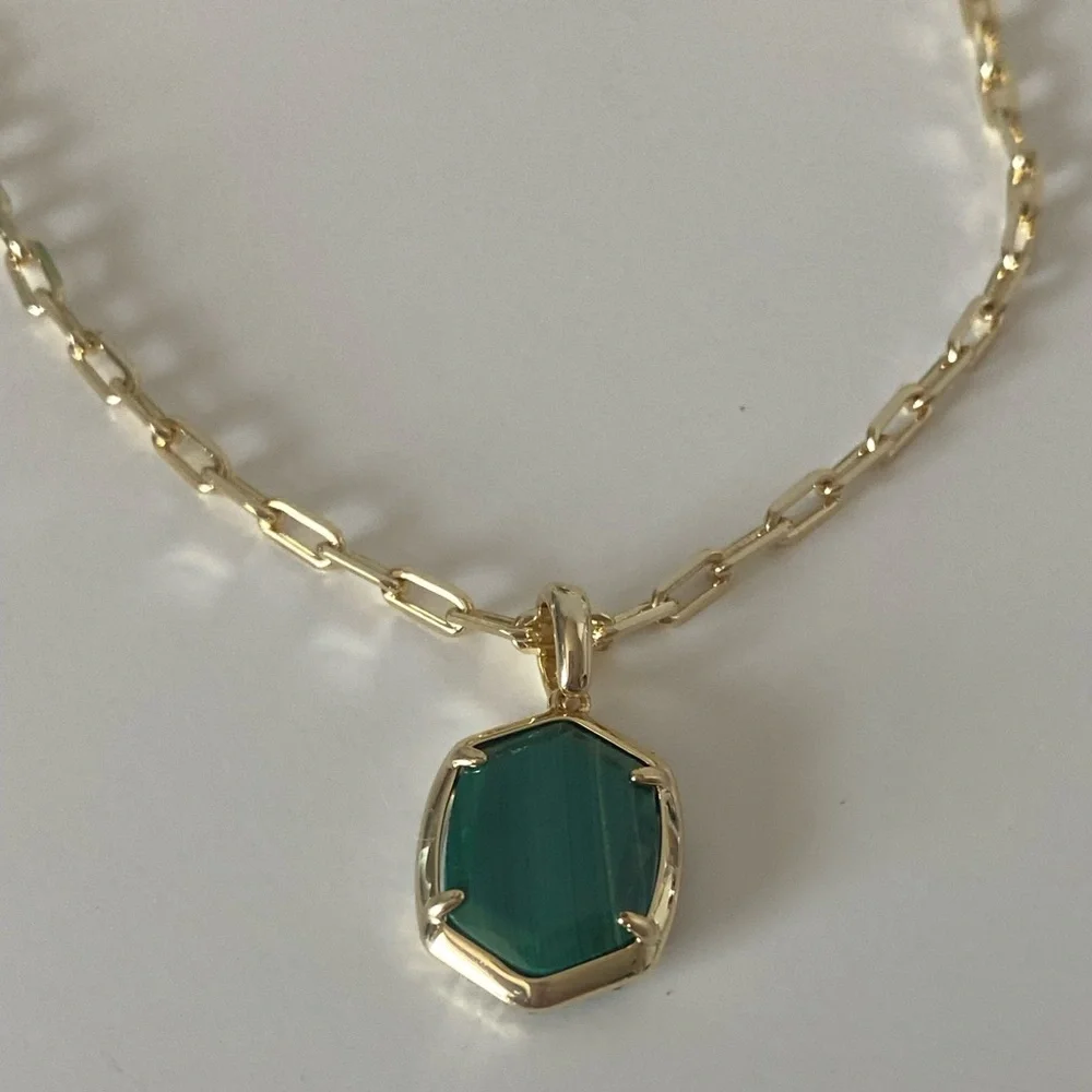NWT Kendra Scott Daphne Pendant Necklace in Gold & Green Malachite - Picture 6 of 7